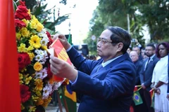 范明政总理在里约热内卢胡志明主席纪念牌前敬献花圈。图自越通社