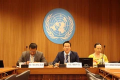 越南常驻日内瓦代表团团长梅潘勇大使(中)在讨论环节上发言。图自越通社