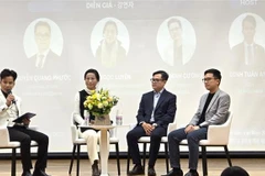 参加“2025年职业定位与发展”座谈会的演讲者。图自越通社