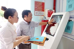 多乐省和富乡公共行政服务中心运用数字技术为民众提供便利。图自越通社