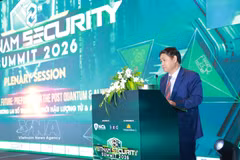 越南国防部网络空间作战司令部副司令阮松兴少将在会议上发表讲话。图自越通社
