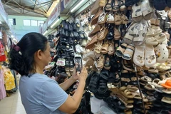 岘港市东多传统集市的商贩通过 Zalo销售产品。图自越通社
