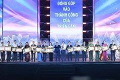 范明政与党和国家领导同志向在组织和参加展览工作中取得突出成绩的36个集体和个人颁发了总理表彰证书。图自越通社