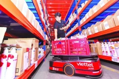 在越南电信邮政股份总公司（Viettel Post）仓库使用机器人。图自《人民报》 