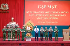 越共中央总书记、国家主席苏林向人民警察力量赠送鲜花。图自越通社