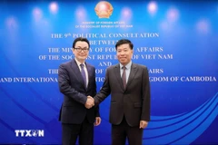 越共中央委员、外交部副部长阮孟强与柬埔寨外交与国际合作部国务秘书吴拉查纳。图自越通社