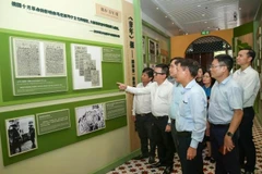 《人民报》总编辑、中央宣教与民运部副部长、越南新闻工作者协会主席黎国明参观胡志明主席创办《青年报》旧址。图自越通社