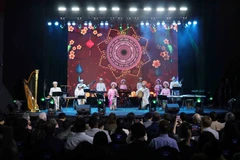 文化交流活动上举行的文艺节目。图自越通社