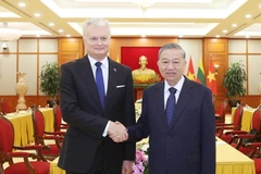 越共中央总书记苏林与立陶宛总统吉塔纳斯·瑙塞达。图自越通社