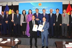 ViLaB主席冯国智博士（左）与越南农业与环境部代表签署了关于智慧农业和环境领域合作的谅解备忘录。图自越通社
