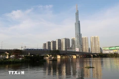 胡志明市地铁1号线列车驶过西贡大桥。图自越通社
