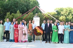 参加鲜花仪式的旅德越南人代表。图自越通社