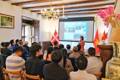 阮黎青大使于上周末在位于丹麦首都哥本哈根的越南大使馆驻地会见了旅丹越南人社群代表。图自越通社