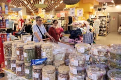 人们在河内纸桥的WinMart超市购物。图自越通社