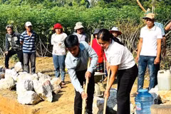 广平省少数民族“大团结”屋动工仪式。图自越通社