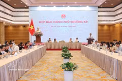 越南政府办公厅主任兼部长陈文山4日下午在河内主持3月政府例行新闻发布会。图自越通社