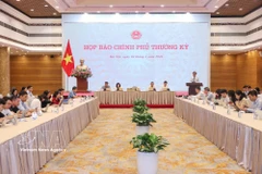 越南政府办公厅主任兼部长陈文山4日下午在河内主持3月政府例行新闻发布会。图自越通社