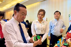 胡志明市人民委员会副主席裴明盛参观活动期间举行的创新创意产品展示活动。图自越通社