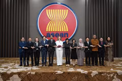 各国代表团团长合影。图自越通社