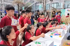 众多学生踊跃参加“2026-2030年保护和帮助儿童在网络环境成长”计划启动仪式上的网络安全和数字技能体验活动。图自Vietnam+