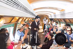 火车上有传统乐器演奏家带来的温馨现场表演，营造出独特的文化空间。图自越通社