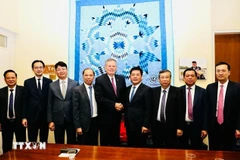 越南工贸部部长、政府谈判代表团团长阮鸿延与美国参议院外交关系委员会和财政委员会成员史蒂夫·戴恩斯和越南谈判代表团成员。图自越通社
