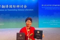 翻译家阮丽芝荣获“中国文学之友”称号。图自《越南之声》