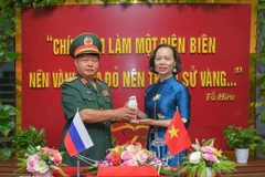接收来自俄罗斯圣彼得堡市皮斯卡廖夫纪念公墓的圣土罐。图自越通社