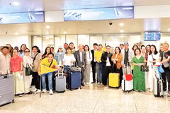 3月4日下午，Vietravel公司在中东的游客安全抵达河内内排国际机场。图自《人民报》