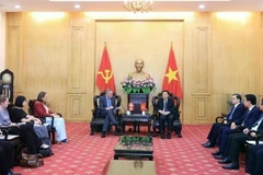 越共中央政治局委员、胡志明国家政治学院院长、中央理论委员会主席阮春胜会见丹麦驻越南大使尼古拉·普里茨。图自越通社