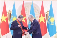越共中央总书记苏林荣获多斯特克一级友谊勋章。图自越通社