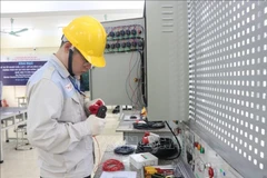 北宁工业高等专科学校的学生接受实用技能培训。图自越通社