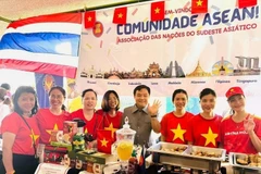 越南驻巴西大使裴文毅和越南驻巴西大使馆工作人员、武官处官员及配偶参加展览会。大使馆提供