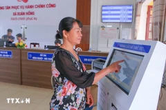 人们在宁平省春红乡公共行政服务中心办理行政手续。图自越通社