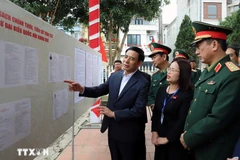 越共中央政治局委员、国防部长潘文江大将检查太原省潘廷逢坊选举筹备工作。图自越通社