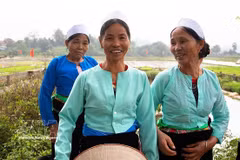 富寿省身着传统服饰的芒族妇女。图自越通社