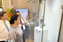 前国会主席阮氏金银参观展览。图自越通社