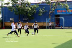 宁平省海春中学学生在课间踢足球。图自越通社