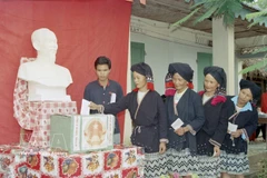 和平省少数民族同胞参加于1997年7月20日举行的第十届国会代表选举。图自越通社