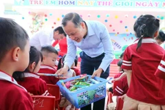 北江省人民委员会副主席梅山在活动上向学生们赠送礼物。图自baobacgiang.vn