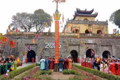 升龙皇城竖幡竿仪式。图自越通社