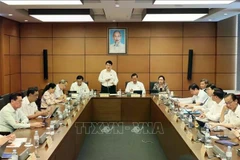 越南国家主席梁强建议各位国会代表深入研究并就这两部法案提出意见建议。图自越通社