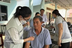 居民区连续健康服务医疗队为民众进行检查。图自越通社