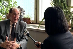 格奥尔基·托洛拉亚教授接受越通社记者的采访。图自越通社