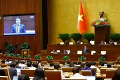 越南财政部长阮文胜就国会代表提出的问题进行解释和澄清。图自越通社