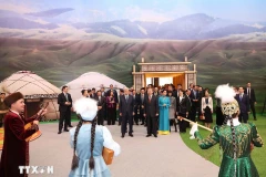 越共中央总书记苏林与夫人和哈萨克斯坦总统托卡耶夫一同参观哈萨克斯坦民族文化村。图自越通社