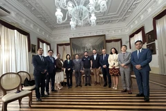 东盟驻巴西使节代表团与贝伦市市长伊戈尔·诺曼多合影。图自越通社