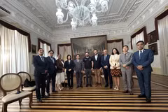 东盟驻巴西使节代表团与贝伦市市长伊戈尔·诺曼多合影。图自越通社