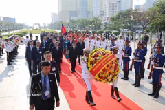 越共中央书记处常务书记陈锦秀向诺罗敦·西哈努克纪念堂敬献花圈。图自越通社