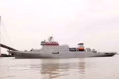 中国海军第83舰艇编队指挥舰——舷号83训练舰在拖船引导下驶抵胡志明市莲花港。图自越通社 